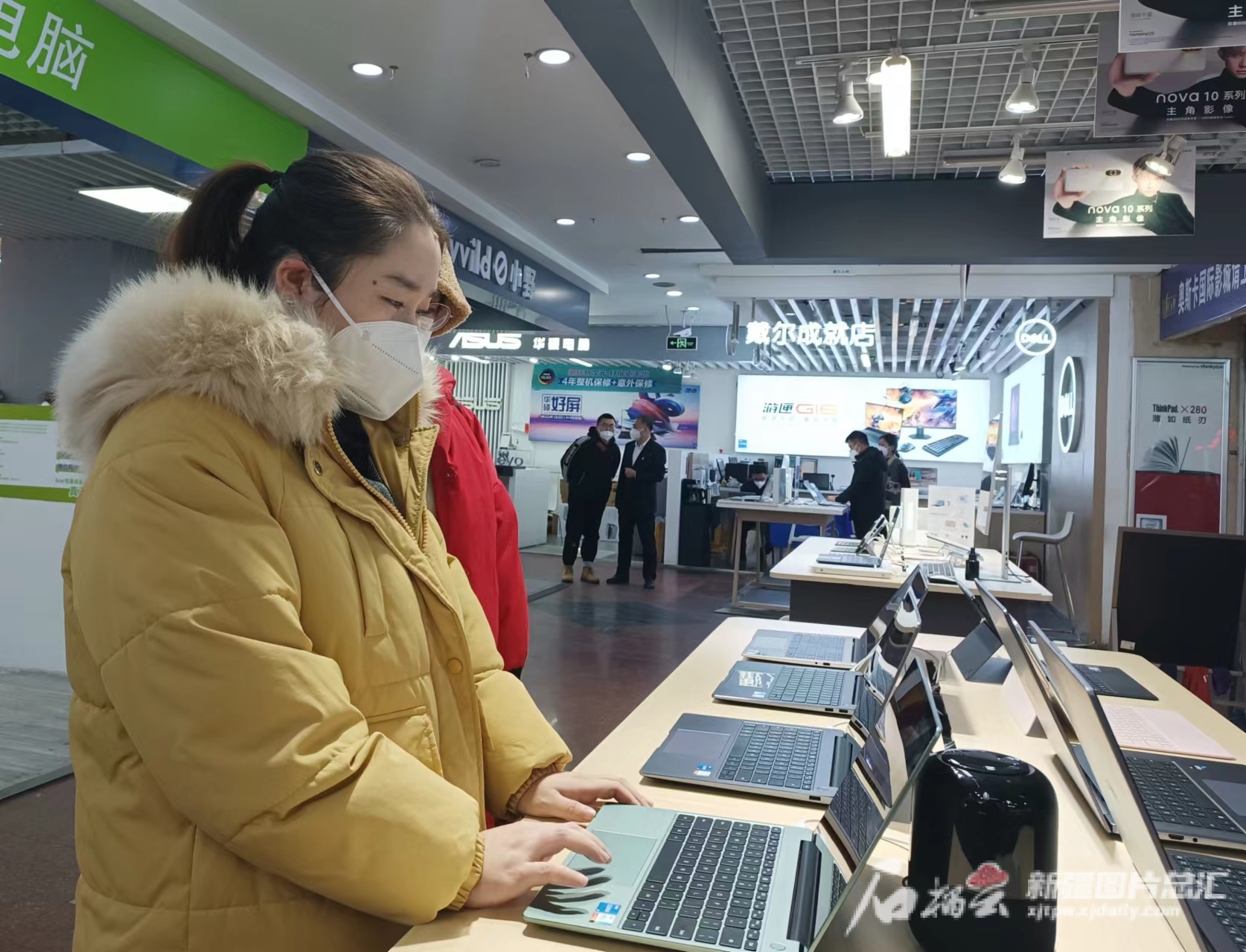 烏市百花村電子產(chǎn)品銷售迎熱潮，精準(zhǔn)紓困舉措激活市場新活力